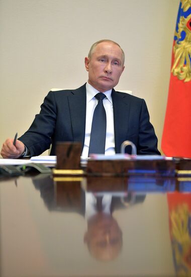 Президент РФ В. Путин провел совещание с главами регионов по борьбе с распространением коронавируса в РФ