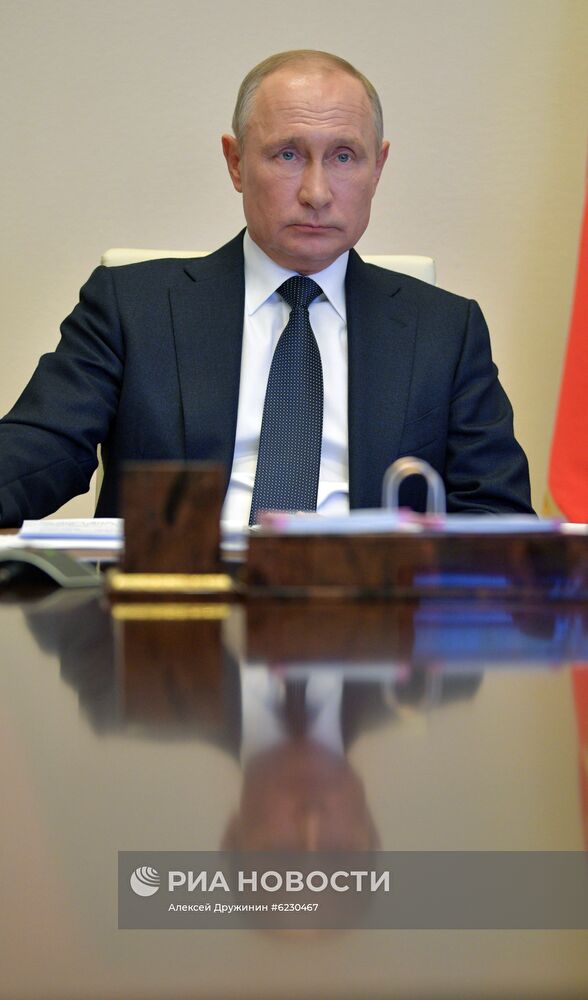 Президент РФ В. Путин провел совещание с главами регионов по борьбе с распространением коронавируса в РФ