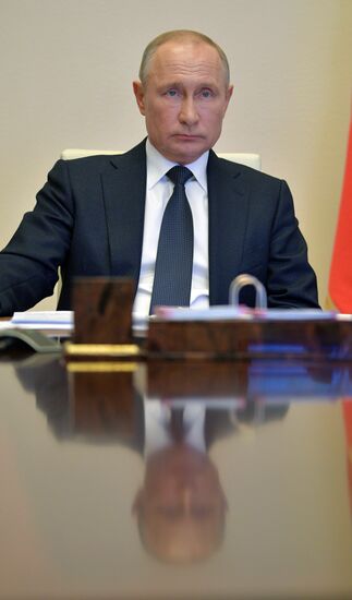 Президент РФ В. Путин провел совещание с главами регионов по борьбе с распространением коронавируса в РФ