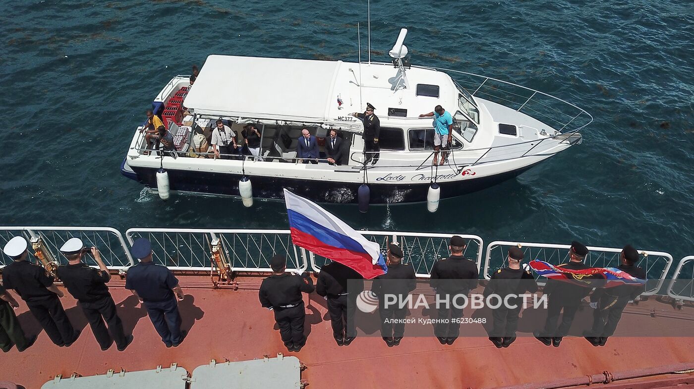 Посол РФ на Сейшелах встретился с экипажем судна "Адмирал Владимирский"