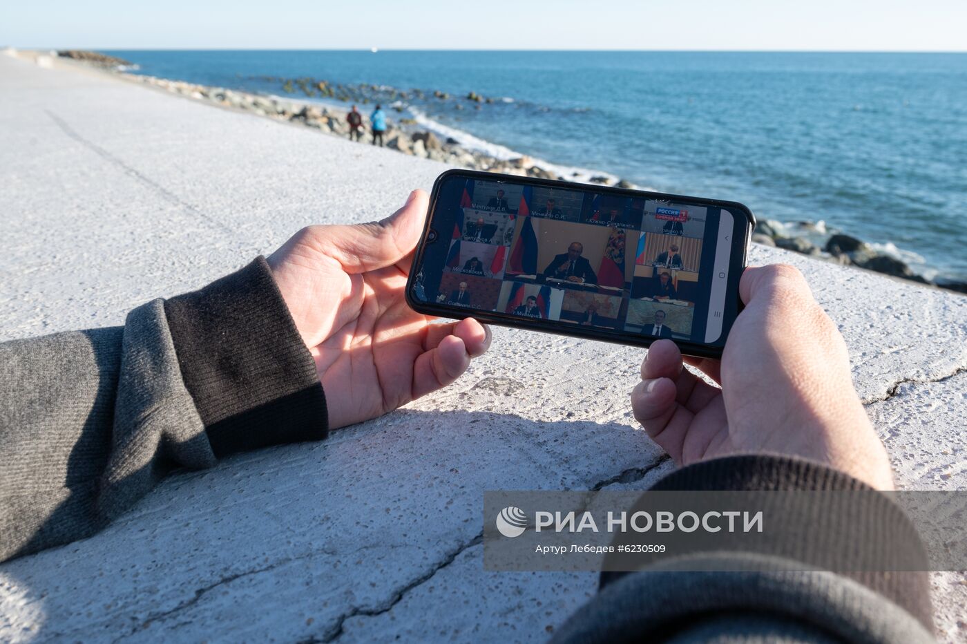 Трансляция совещания президента РФ В. Путина с главами регионов по борьбе с распространением коронавируса в России