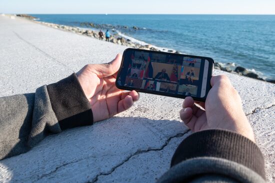 Трансляция совещания президента РФ В. Путина с главами регионов по борьбе с распространением коронавируса в России