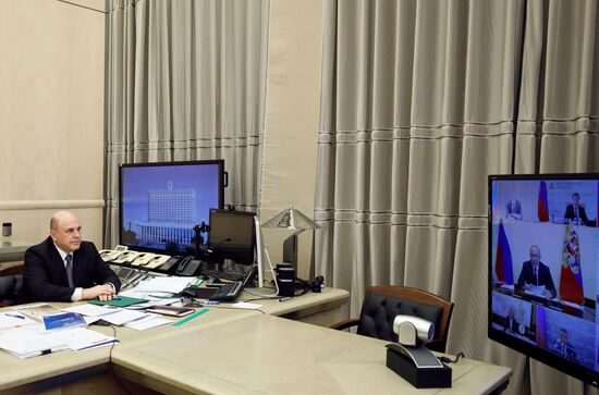 Президент РФ В. Путин провел совещание с главами регионов по борьбе с распространением коронавируса в РФ