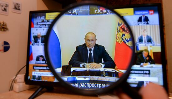 Трансляция совещания президента РФ В. Путина с главами регионов по борьбе с распространением коронавируса в России