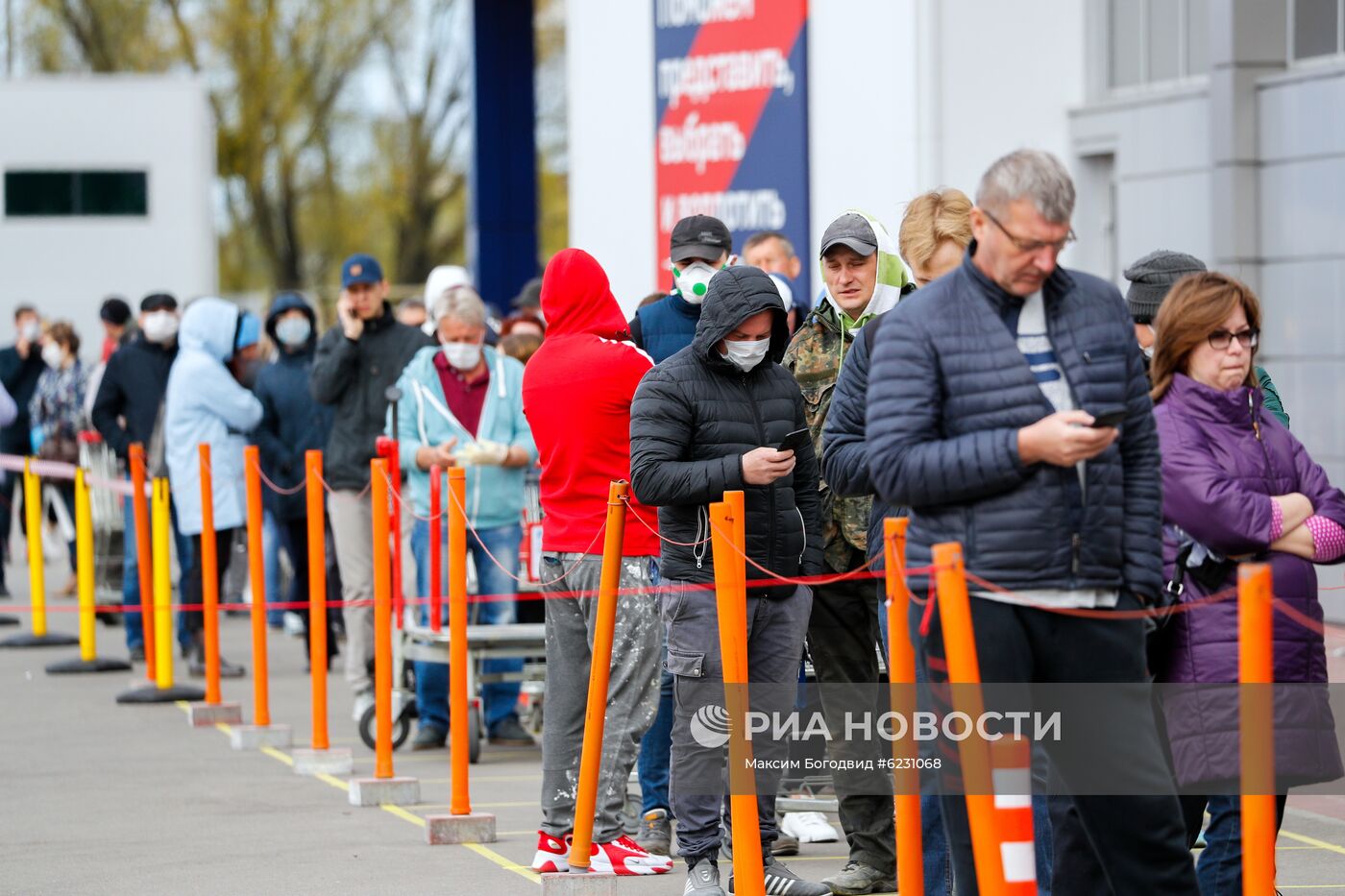 Сотни жителей Калининграда выстроились в очереди у открывшихся строительных магазинов