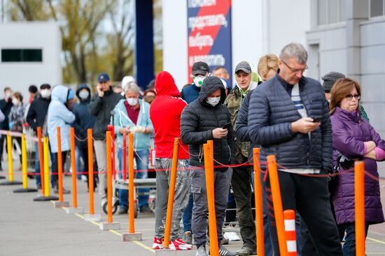 Сотни жителей Калининграда выстроились в очереди у открывшихся строительных магазинов
