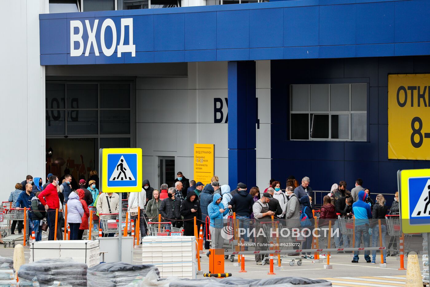Сотни жителей Калининграда выстроились в очереди у открывшихся строительных магазинов