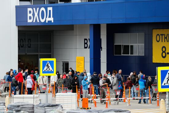 Сотни жителей Калининграда выстроились в очереди у открывшихся строительных магазинов