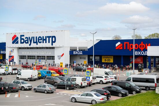 Сотни жителей Калининграда выстроились в очереди у открывшихся строительных магазинов