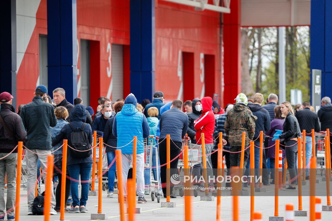 Сотни жителей Калининграда выстроились в очереди у открывшихся строительных магазинов