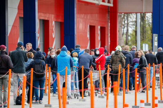 Сотни жителей Калининграда выстроились в очереди у открывшихся строительных магазинов