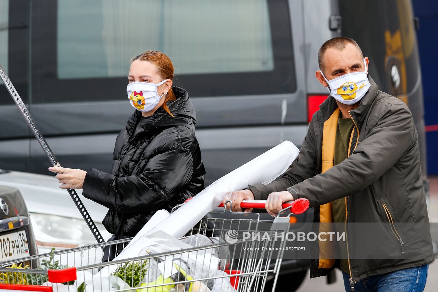 Сотни жителей Калининграда выстроились в очереди у открывшихся строительных магазинов