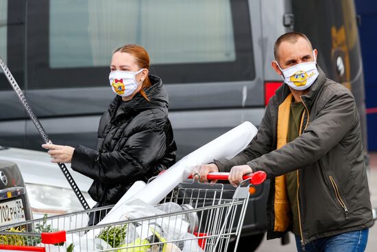 Сотни жителей Калининграда выстроились в очереди у открывшихся строительных магазинов
