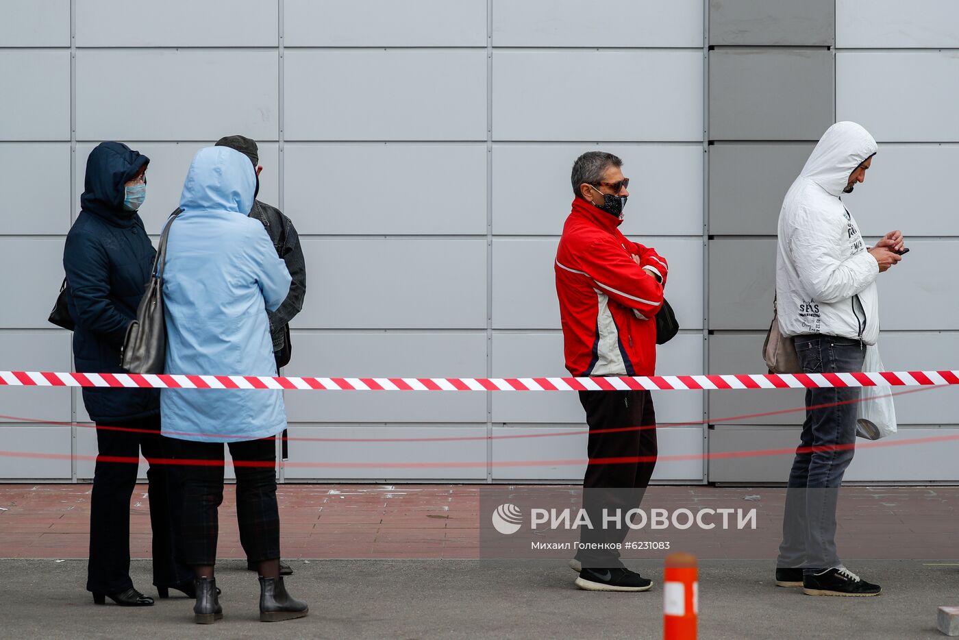 Сотни жителей Калининграда выстроились в очереди у открывшихся строительных магазинов