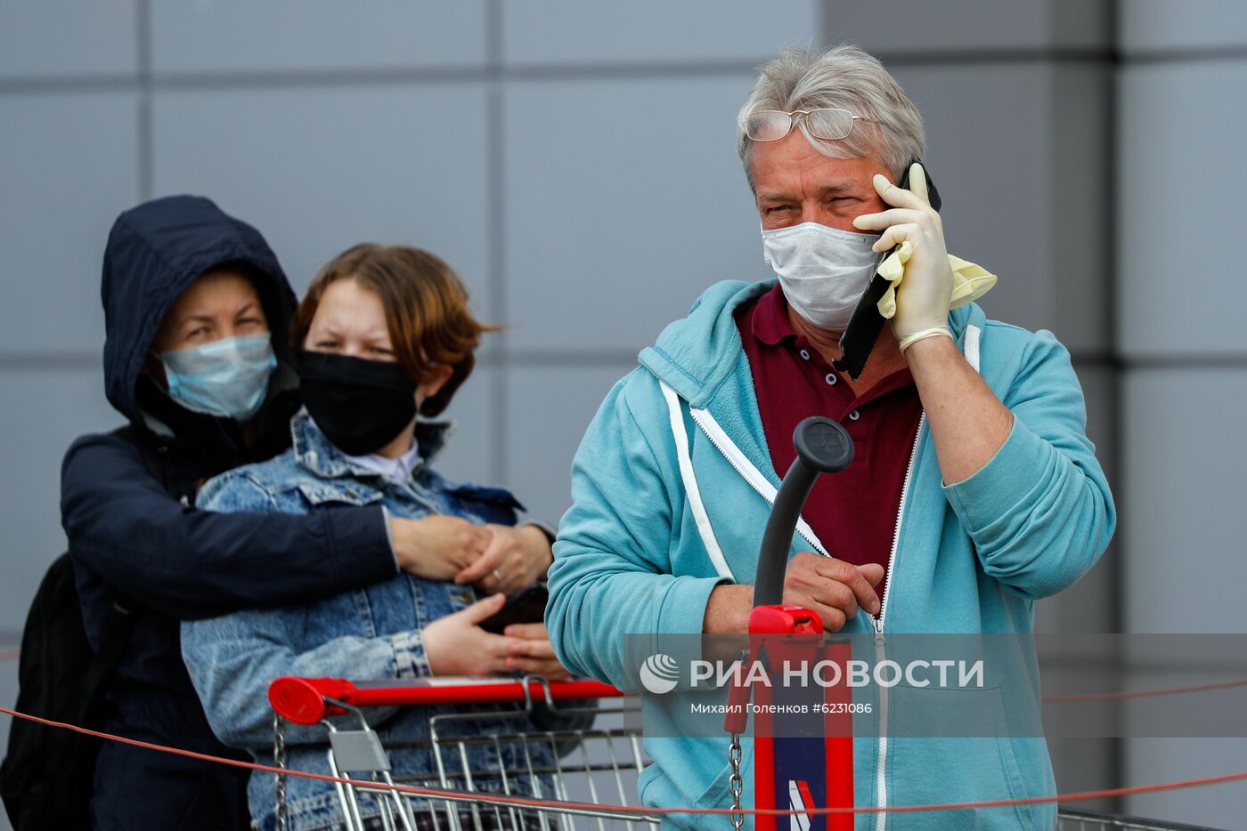 Сотни жителей Калининграда выстроились в очереди у открывшихся строительных магазинов