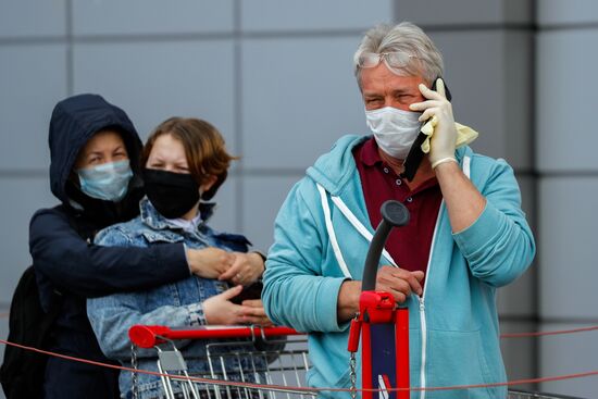 Сотни жителей Калининграда выстроились в очереди у открывшихся строительных магазинов