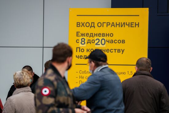 Сотни жителей Калининграда выстроились в очереди у открывшихся строительных магазинов