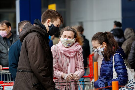 Сотни жителей Калининграда выстроились в очереди у открывшихся строительных магазинов