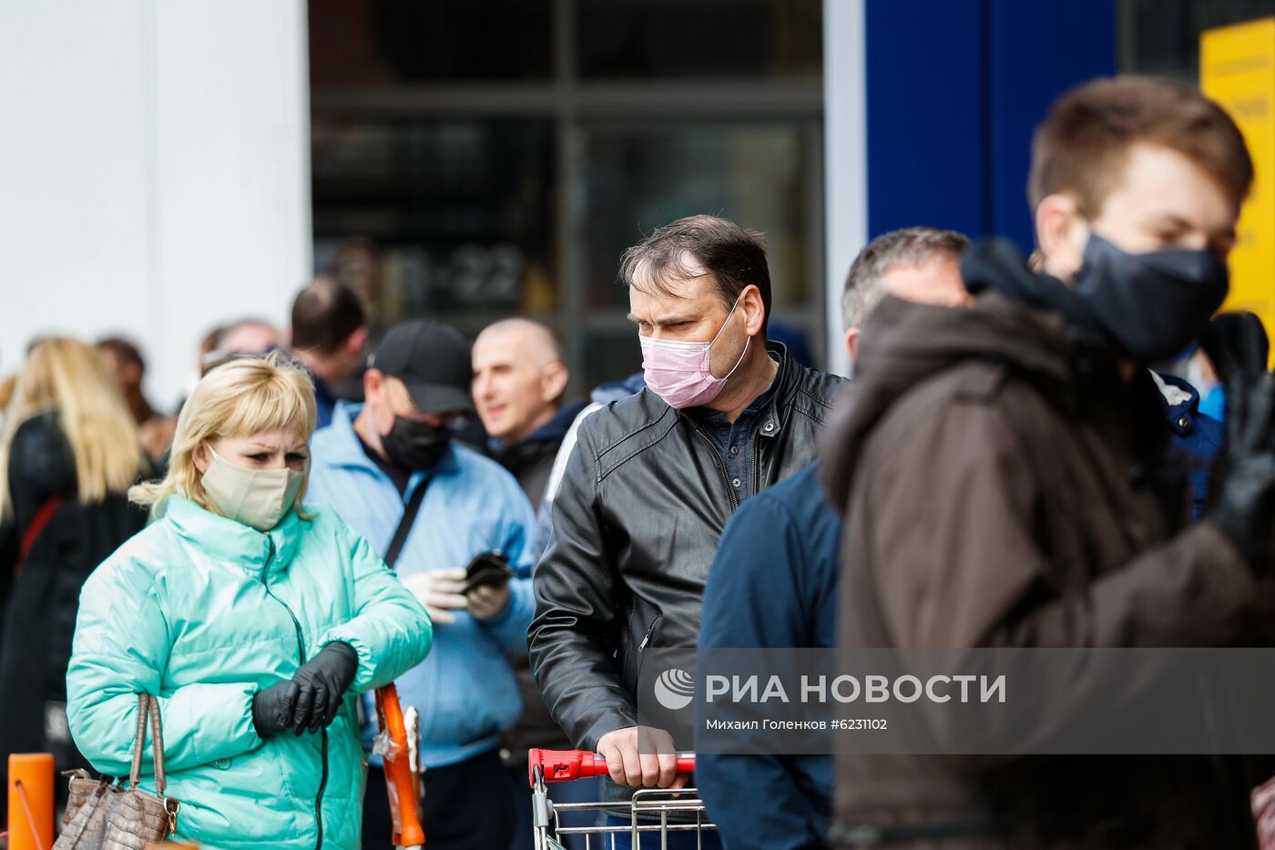 Сотни жителей Калининграда выстроились в очереди у открывшихся строительных магазинов