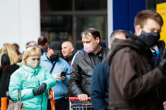 Сотни жителей Калининграда выстроились в очереди у открывшихся строительных магазинов