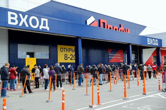 Сотни жителей Калининграда выстроились в очереди у открывшихся строительных магазинов