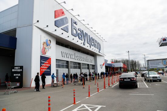 Сотни жителей Калининграда выстроились в очереди у открывшихся строительных магазинов