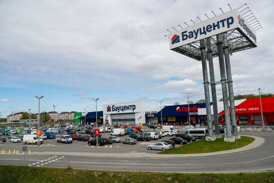 Сотни жителей Калининграда выстроились в очереди у открывшихся строительных магазинов