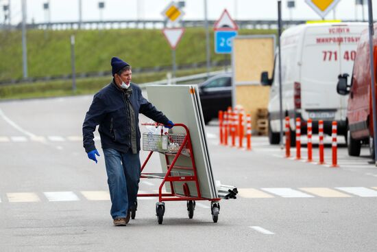 Сотни жителей Калининграда выстроились в очереди у открывшихся строительных магазинов
