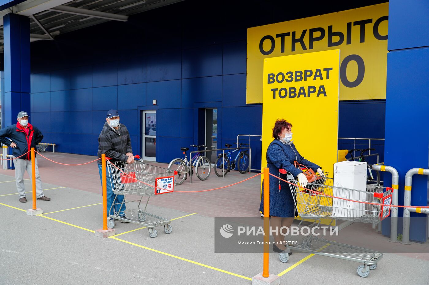 Сотни жителей Калининграда выстроились в очереди у открывшихся строительных магазинов