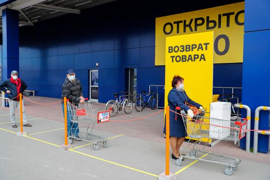 Сотни жителей Калининграда выстроились в очереди у открывшихся строительных магазинов