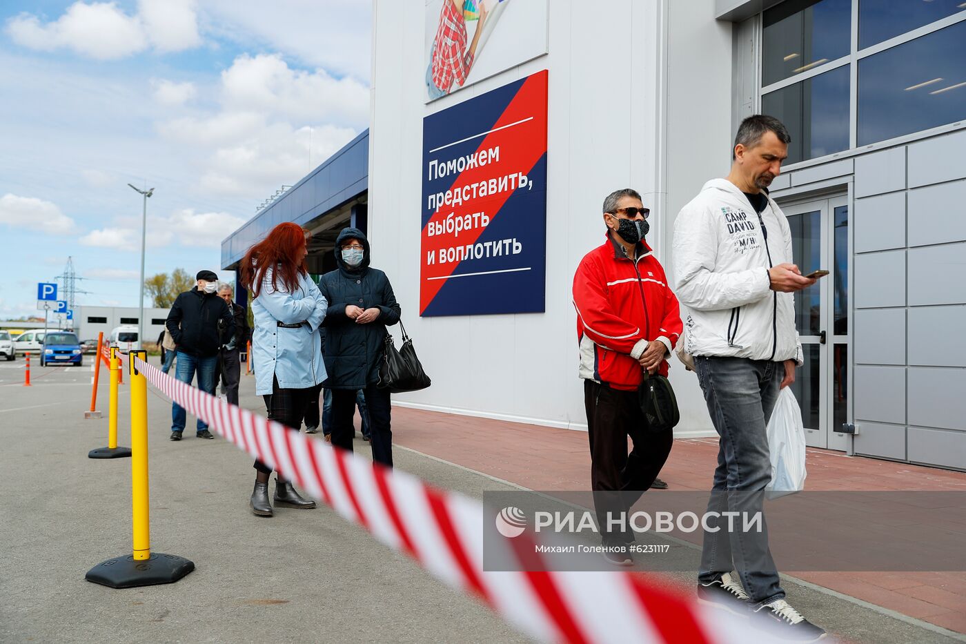 Сотни жителей Калининграда выстроились в очереди у открывшихся строительных магазинов