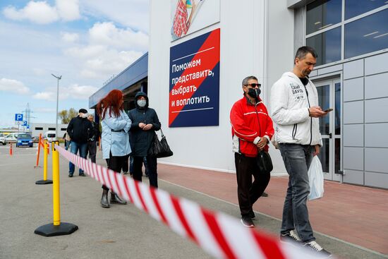 Сотни жителей Калининграда выстроились в очереди у открывшихся строительных магазинов