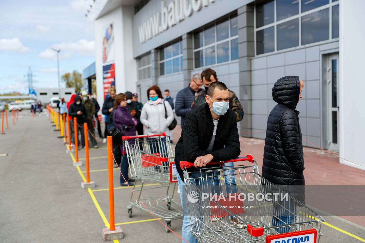 Сотни жителей Калининграда выстроились в очереди у открывшихся строительных магазинов