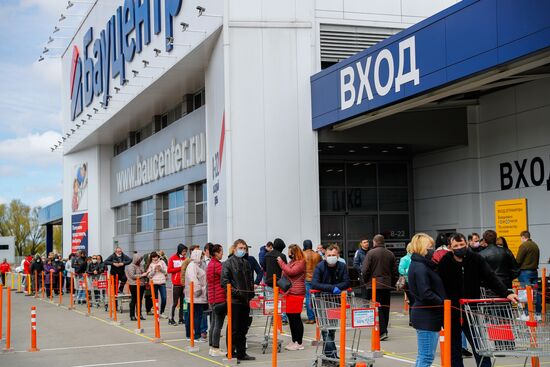 Сотни жителей Калининграда выстроились в очереди у открывшихся строительных магазинов