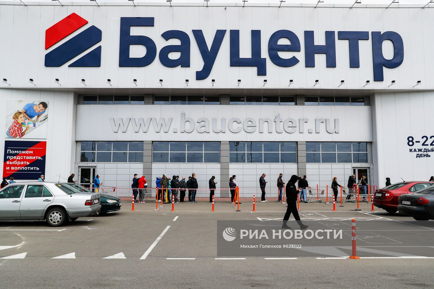 Сотни жителей Калининграда выстроились в очереди у открывшихся строительных магазинов