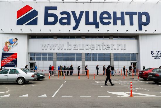 Сотни жителей Калининграда выстроились в очереди у открывшихся строительных магазинов