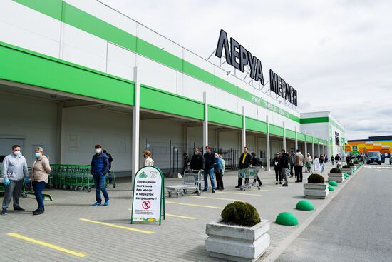 Сотни жителей Калининграда выстроились в очереди у открывшихся строительных магазинов