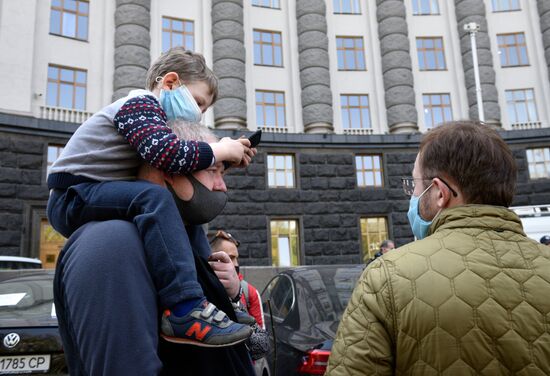 Акция с требованием прекращения карантина в Киеве