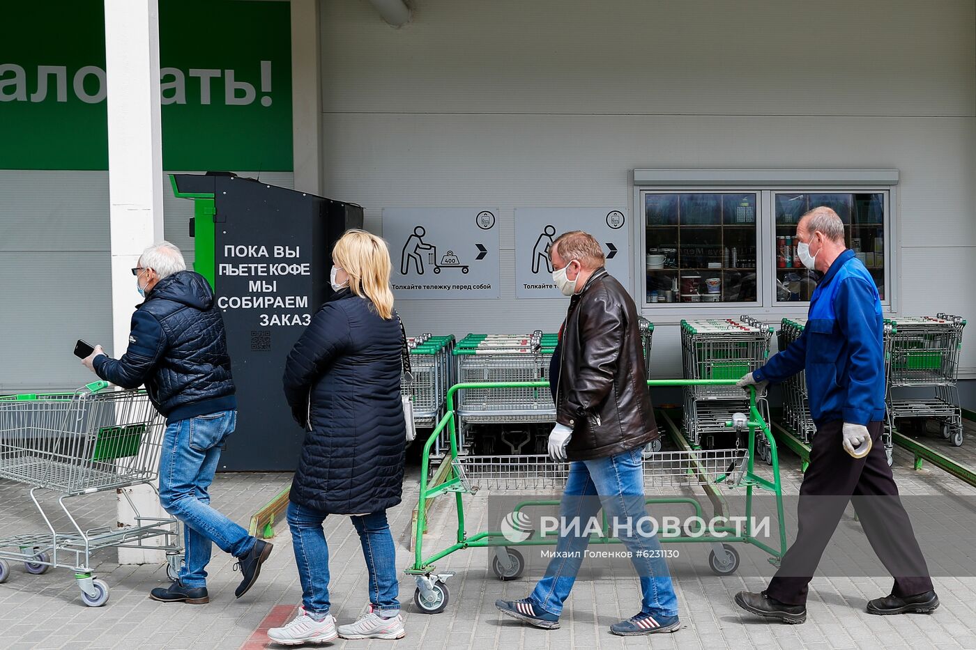 Сотни жителей Калининграда выстроились в очереди у открывшихся строительных магазинов