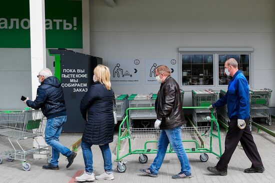 Сотни жителей Калининграда выстроились в очереди у открывшихся строительных магазинов