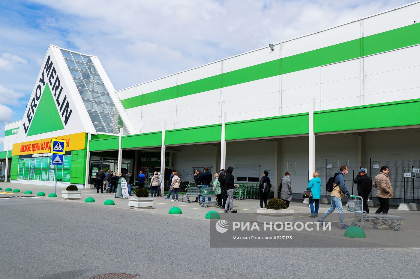 Сотни жителей Калининграда выстроились в очереди у открывшихся строительных магазинов