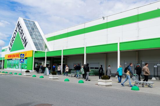 Сотни жителей Калининграда выстроились в очереди у открывшихся строительных магазинов