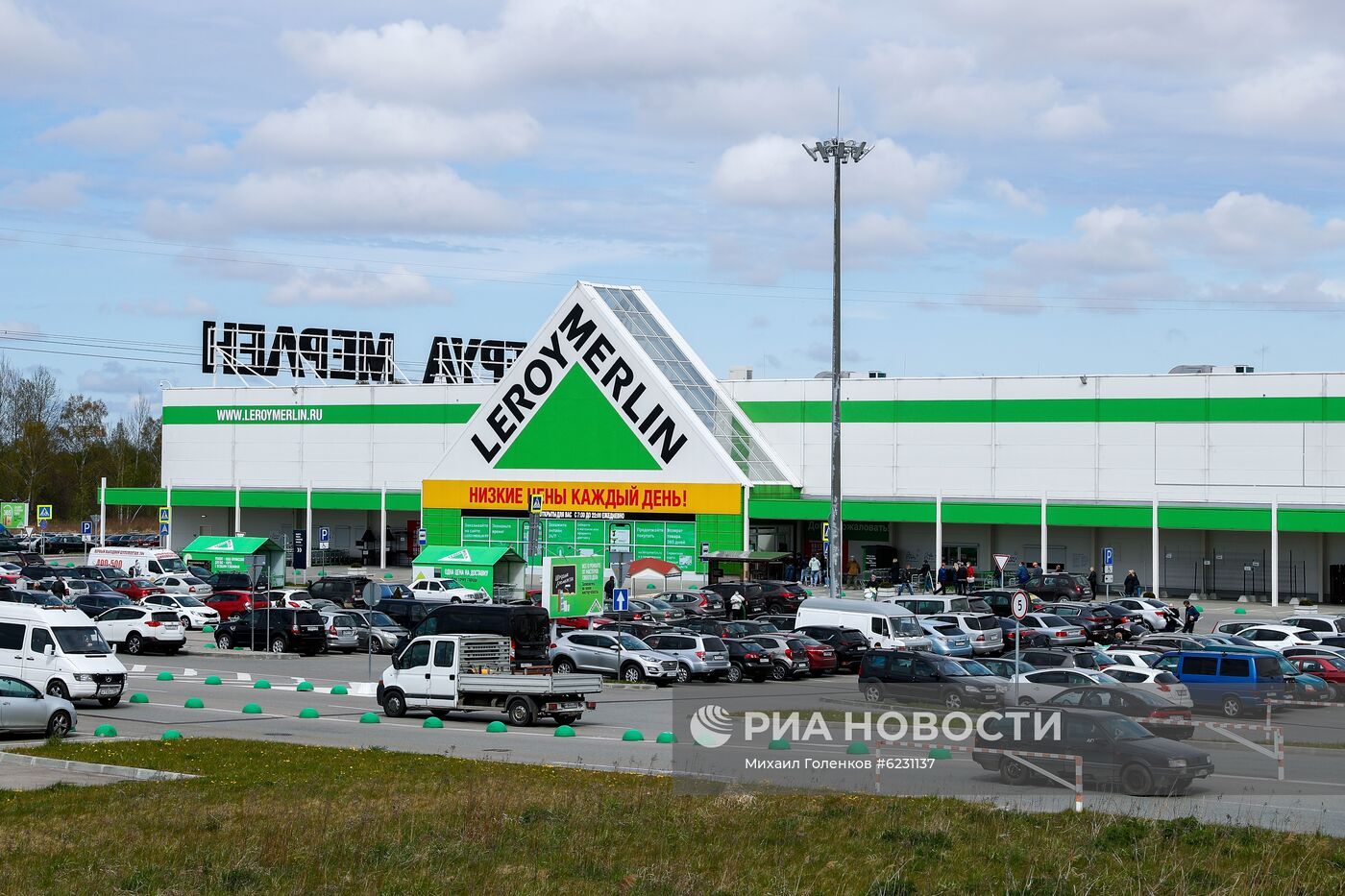 Сотни жителей Калининграда выстроились в очереди у открывшихся строительных магазинов