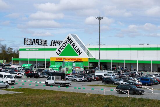 Сотни жителей Калининграда выстроились в очереди у открывшихся строительных магазинов