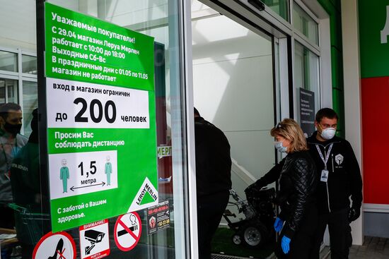 Сотни жителей Калининграда выстроились в очереди у открывшихся строительных магазинов