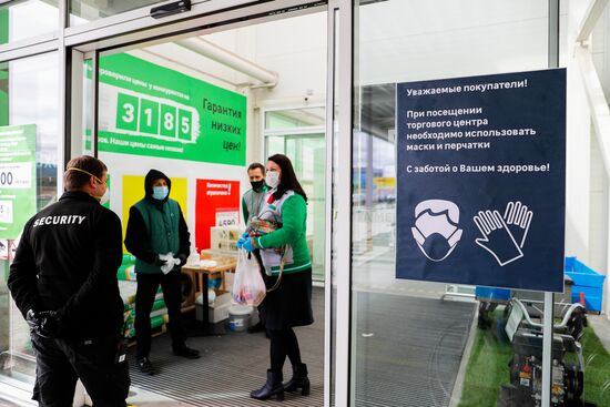 Сотни жителей Калининграда выстроились в очереди у открывшихся строительных магазинов