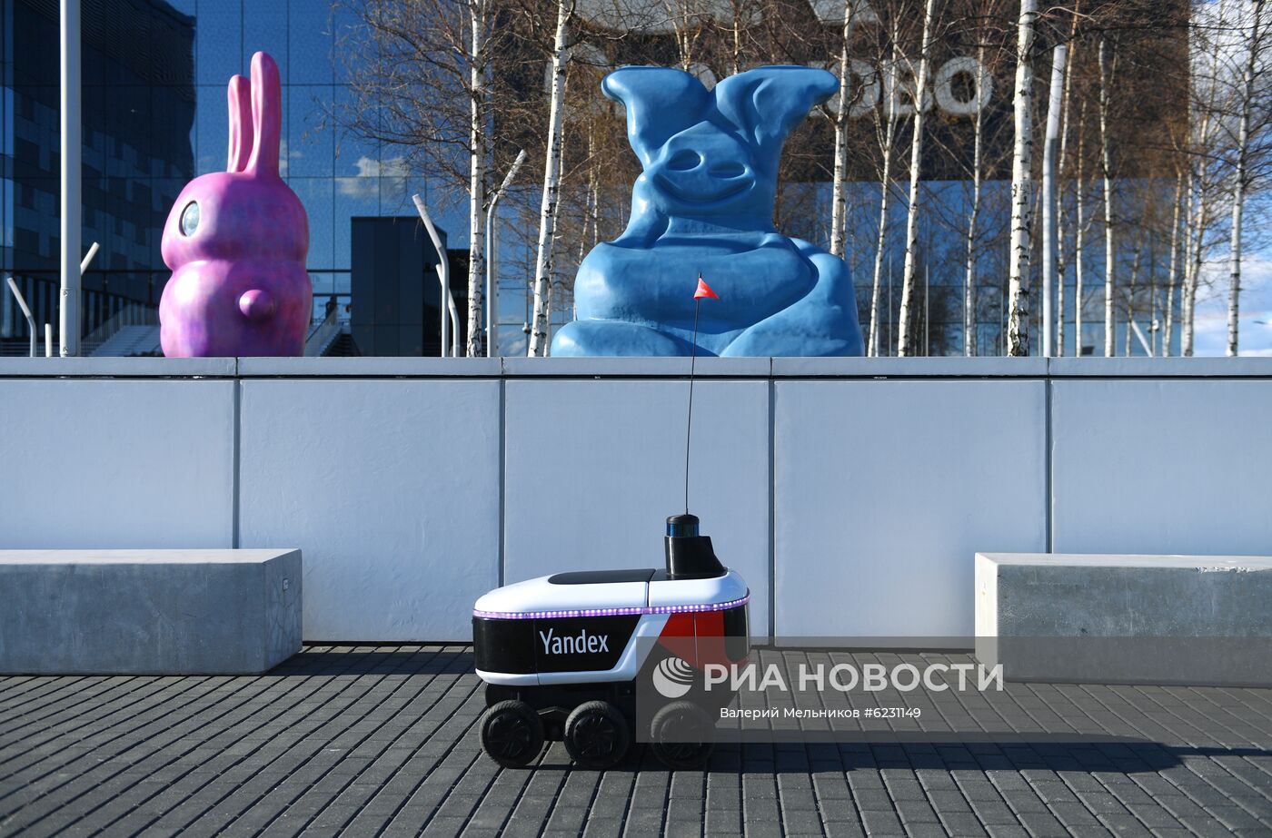 Робот-курьер "Яндекса" начал работать на территории "Сколково"