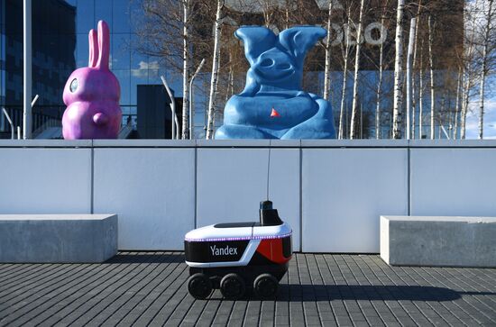 Робот-курьер "Яндекса" начал работать на территории "Сколково"