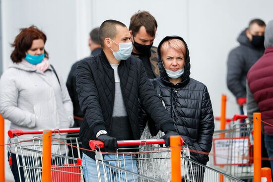 Сотни жителей Калининграда выстроились в очереди у открывшихся строительных магазинов