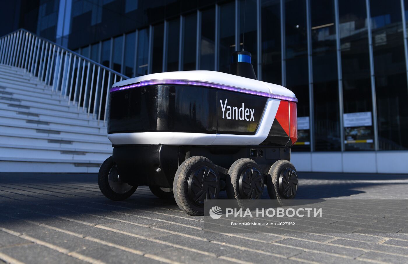 Робот-курьер "Яндекса" начал работать на территории "Сколково"